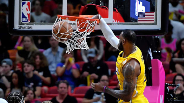 lebron-james-lakers-dunk-heat